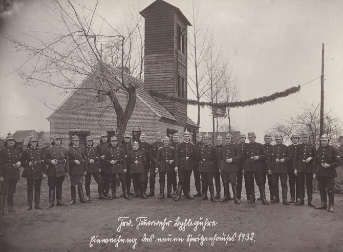 Gruppenfoto von 1932 vor dem ehemaligen Spritzenhaus am Friedhof